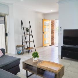 Modern style unit 2 Deer Park, hotel in Deer Park