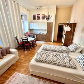 Home Away main square apartment - sleeps 6 - AC - Balcony - Coffee Machine - Washer - Kitchen - Parking, Hotel in Poprad