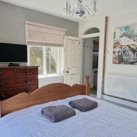 The Tuck Away, Central & Spacious with Parking, hotel in Hastings