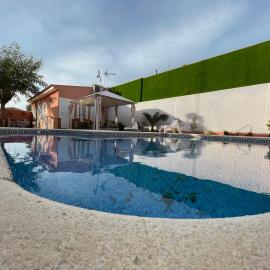 Villa TRIANA con piscina, hotel in Seville
