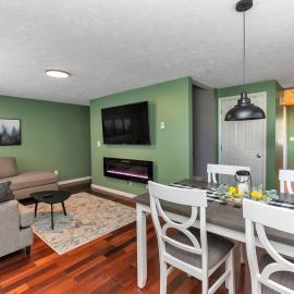 *NEW* Beautiful 3 floor Townhome with Sauna
