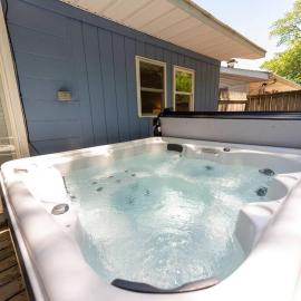 Close to Beach, Hot Tub, Pet Friendly, Firepit, hotel in Michigan City