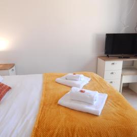 Modern, well located en-suite rooms with parking - Orbitat Accommodations
