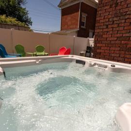 Downtown Retreat, Hot Tub, Firepit, Grill, hotel in Michigan City