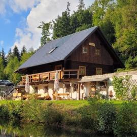 Chata POD DUBEM, hotel in Plavy