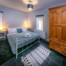 Spacious Ground Floor Apartment, hotel u gradu Kesvik