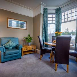 Spacious 1st Floor Apartment, hotel u gradu Kesvik