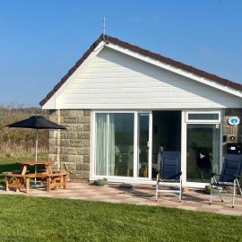 BAYVIEW self-catering coastal bungalow in rural West Wight, hotel in Freshwater