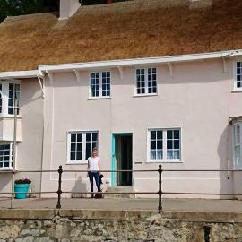 Benwick Cottage - Beachfront Thatched Cottage set on the marine parade with absolutely spectacular Sea views! Sleeps 4, hotel a Lyme Regis