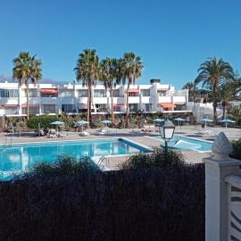 Studio-appartement EL CHAPARRAL con hermosa vista y piscina, hotel in Arona