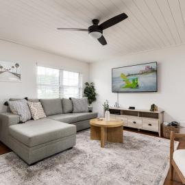 Palm House~Heated Pool~8 min to Beach