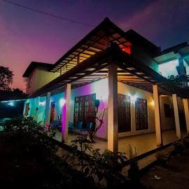 KING TOP Holiday Inn, hotell i Monaragala