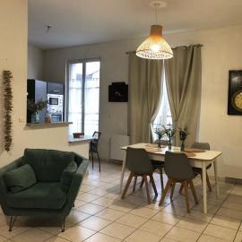 Bel appartement spacieux et lumineux hyper centre Blois、ブロワのホテル