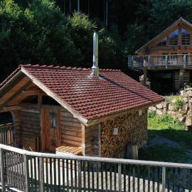 Viesnīca Schwarzwald Romantikhütte - Zweisamkeit - mit Bettwäsche, Handtücher und Holz pilsētā Schenkenzell