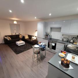 New build home with WI-FI, Smart TV, dedicated office floor, large terrace and Free parking