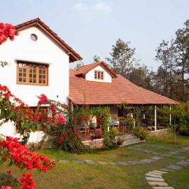 StayVista at Sienna - Strelitzia 3BHK with Breakfast and Jacuzzi - Luxury Homestay, hotel in Chikmagalūr