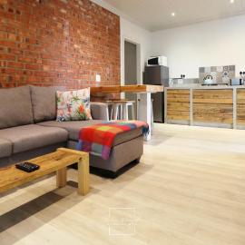 Lovely new flat near restaurants and beach with solar - free wifi and DSTV, hotel in Cape St Francis