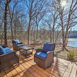 Cozy Beaver Lake Cabin w/ Waterfront View & Kayaks, hotel in Garfield