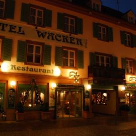 Hotel Wacker, готель у місті Лар