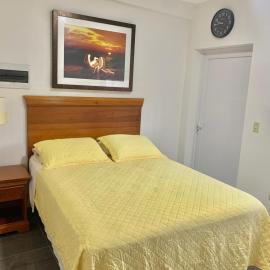 1 Bed Apartment Sleeps 2 - Pool Parking Wifi