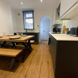 Centrally located to the city of Lincoln (Egon)