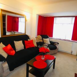 SPACIOUS 3 BED HOUSE WITH PARKING & GOOD TRANSPORT, hotel in South Norwood