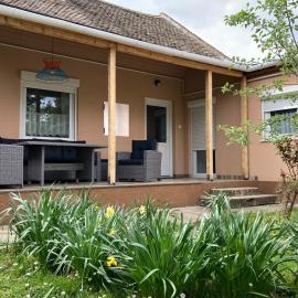 Vörösmarty Apartman, hotel v destinaci Dombóvár