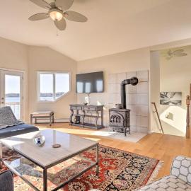 Kayaks, Deck & Pond Access: Rhode Island Retreat!, hotel in South Kingstown