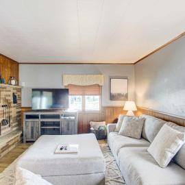 Cozy Wisconsin Abode: Walk to Lake Michigan!