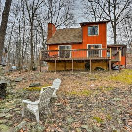 4 Mi to Tubing: Cozy Bushkill Cabin w/ Deck!，布許基爾的飯店
