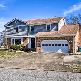 Spacious Chesapeake Home w/ Pool Table!, Hotel in Chesapeake