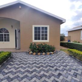 2-Bed Sleeps 4 Private Garden Parking