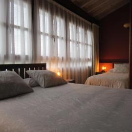 Casa Rosales ( Posada Rural)، فندق في Cardes