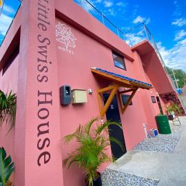 Hotel Little Swiss House, hotel in Motobu