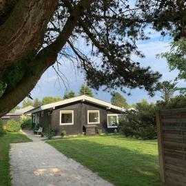 Nyistandsat sommerhus i Hornbæk,tæt på vand og by, hotelli kohteessa Hornbæk