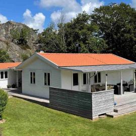 Trevligt hus & Sjöbod i mysiga Mollösund Tången, hotel di Mollösund