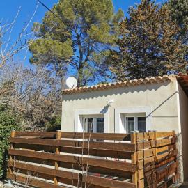 Studio indépendant à 2 minutes du golf du Luberon, hotel a Pierrevert