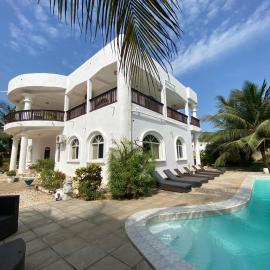 Hibiscus WhiteHouse, Hotel in Brufut