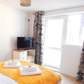 Modern, well located en-suite rooms with parking - Orbitat Accommodations, hotel sa Cambridge