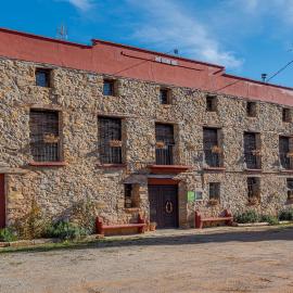 CASA RURAL VICENTA 1750 Alojamiento rural, capacidad hasta 30 personas โรงแรมในAlbentosa
