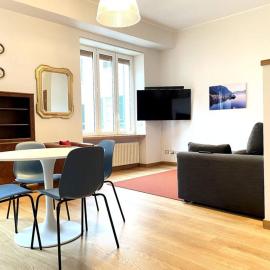 Modern Condo in Como Historic Center, hotel em Como
