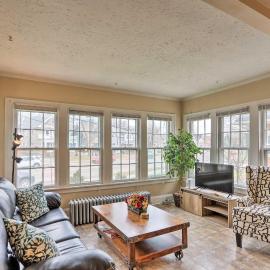 Lakewood Home w/ Yard ~ 8 Mi to Cleveland!, hotel in Lakewood