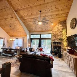 Gorgeous cabin 3bdrm/3bth, hot tub, fireplace, kid/pet friendly, ξενοδοχείο σε Galena