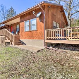 Walk to White River: Home w/ Deck in Flippin!, hotel en Flippin