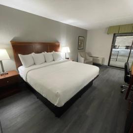 Pine Lake Resort and Banquets، فندق في LaPorte