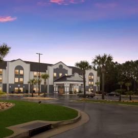 Best Western Bradbury Inn & Suites، فندق في بيري