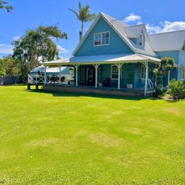 Blue Pearl - Old Bar Holiday Rentals, hotel sa Old Bar