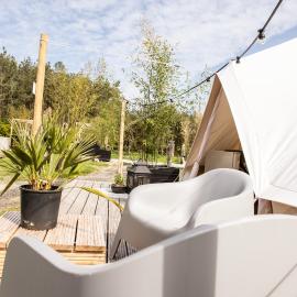 Glamplodge met privé sanitair, hótel í Blesdijke