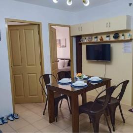 One Spatial Two Bedroom Condominium Unit with Pool and free Netflix and wifi, hotel a Città di Iloilo