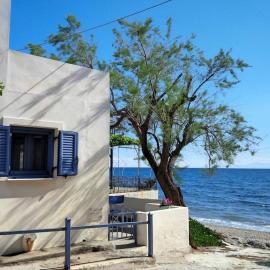 Floras Charming Waterfront Villa, מלון בMelínta